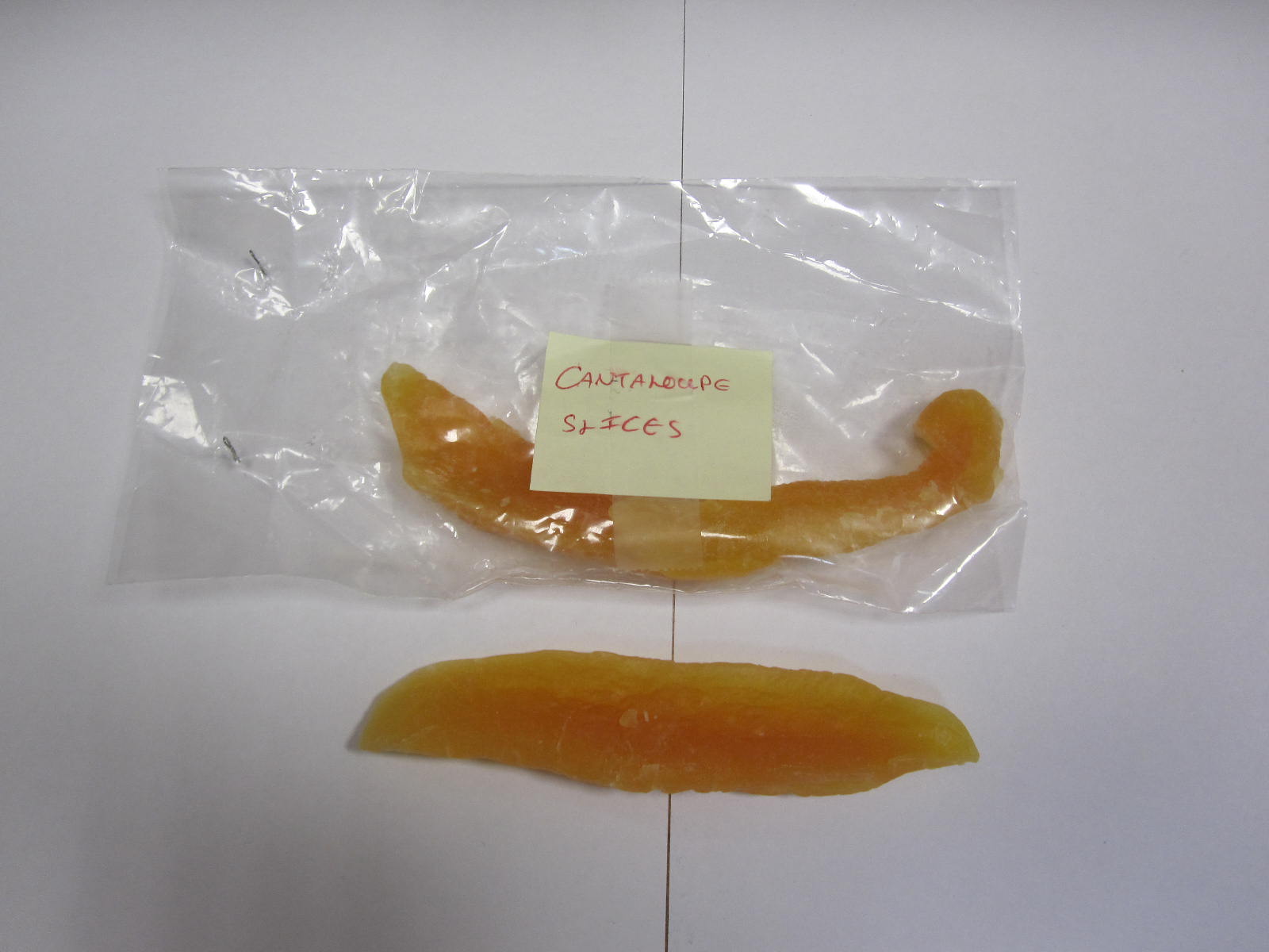 Αφυδατωμένο πεπόνι Cantaloupe σε φέτες. Σύμφωνα με τον αιτητή, το προϊόν περιέχει 55% πεπόνι Cantaloupe, 40% ζάχαρα και 5% αρώματα. Το προϊόν θα εισάγεται σε συσκευασίες πέραν του 1 κιλού.
