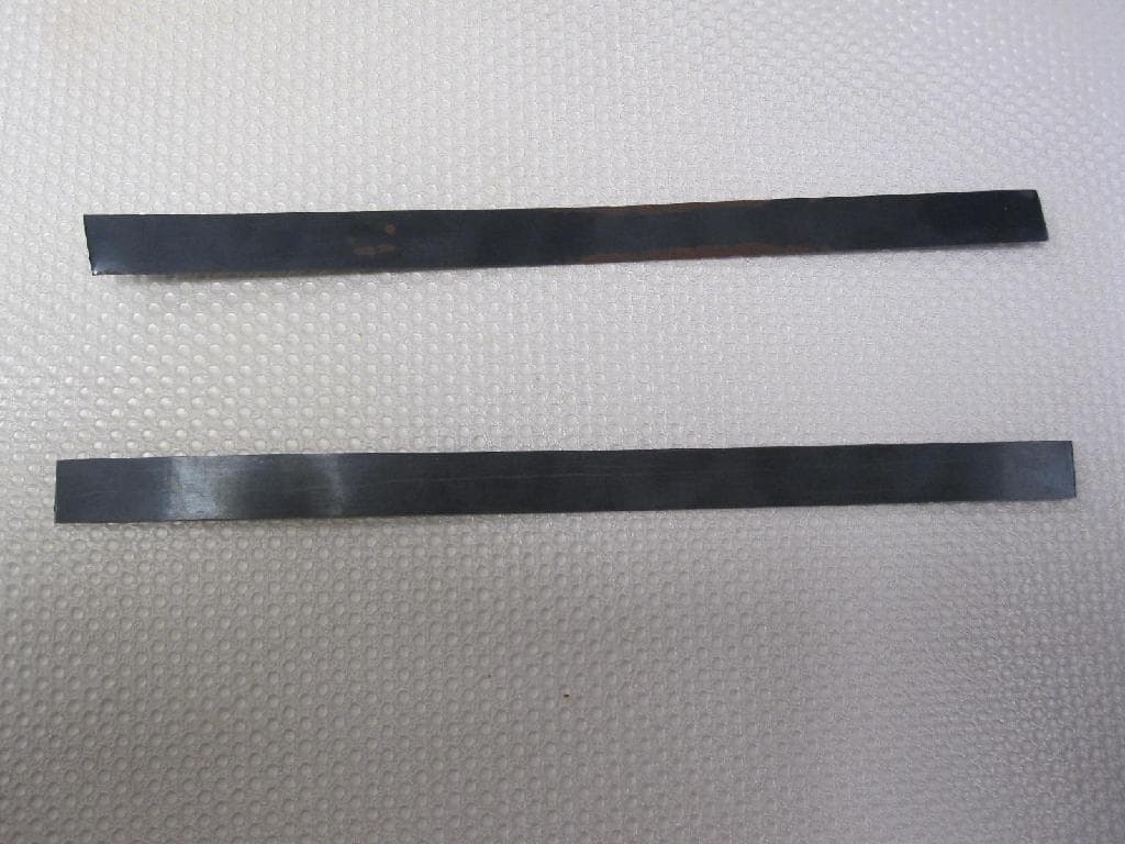 Πλατέες μεταλλικές λωρίδες από ατσάλι, προδιαγραφών Q235A, με πλάτος 16mm και πάχος 0,4mm.
Το προϊόν χρησιμοποιείται για περιτύλιγμα ή δέσιμο παλετών.
Χημική σύνθεση του προϊόντος: 99,253% σίδηρο, 0.41% μαγγάνιο, 0.14% άνθρακα, 0.12% πυρίτιο, 0.021% θείο, 0.015% νικέλιο, 0.015% χαλκό, 0.014% χρώμιο και 0.012% φωσφόρο.