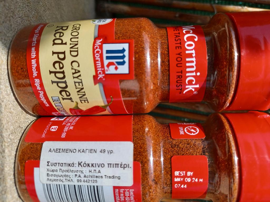 Αλεσμένο κόκκινο πιπέρι καγιέν που χρησιμοποιείται ως καρύκευμα κατά το μαγείρεμα. Προσφέρεται σε πλαστικό δοχείο των 49 γραμμαρίων.
Συστατικά: κόκκινο πιπέρι καγιέν.