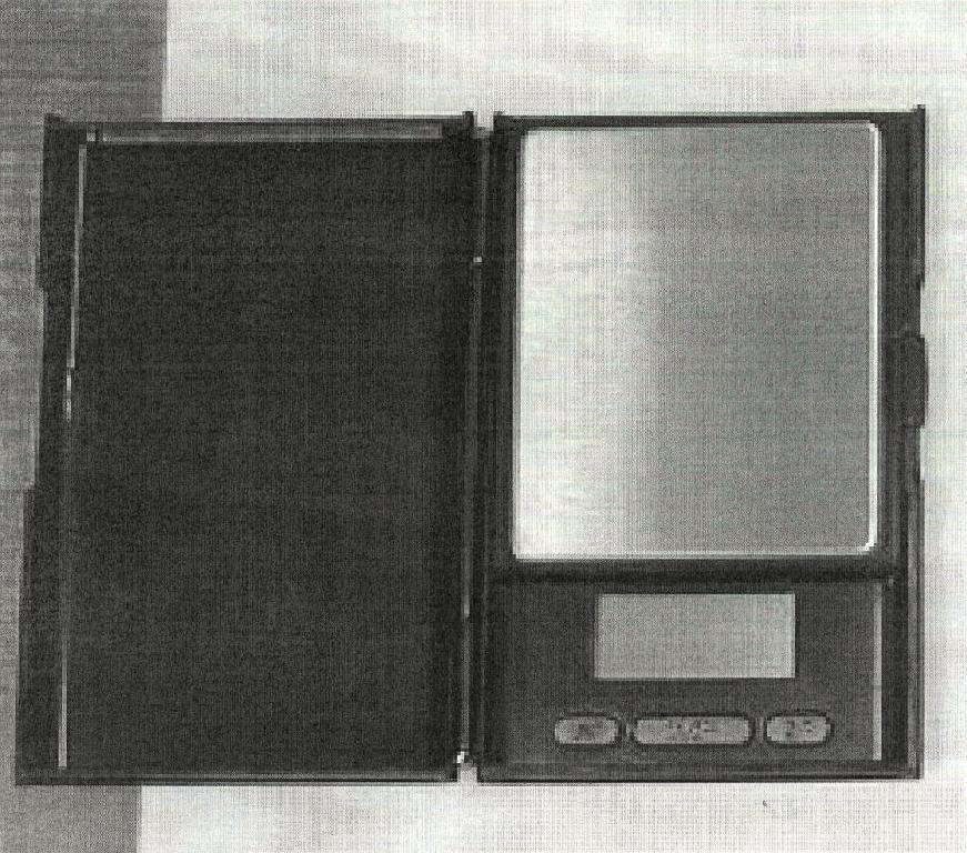 Dle údajů žadatele a předložené dokumentace se jedná o kapesní digitální váhu. Váha je určena k vážení drahokamů, mincí, šperků, bylin, koření, léků apod.
Technické parametry: maximální kapacita vážení 500 g
                     citlivost vážení 0,1 g (1dg)
                     podsvícený LCD displej
                     funkce konverze jednotek (unce, gramy, trojská unce, grainy)
                     zdroj napájení 2 x 3V lithiové baterie (nejsou součástí dodávky)


Dovoz z Číny.