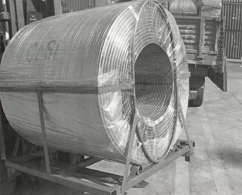 Dle údajů žadatele a předloženého vzorku se jedná o feroslitinu vyrobenou v elektrické peci jako produkt hutnického průmyslu, která je po odlití a ztuhnutí drcena na požadovanou velikost frakce. Prášková frakce je plněna do dutého profilu o průměru 13 mm ze železa. Naplněný profil je v délce 5530 - 5560 m navinut na cívku.
Ve smyslu celního sazebníku se jedná o ternární feroslitinu obsahující Si a Ca.
Feroslitina se používá k přidávání do tavby železa, oceli nebo litiny.