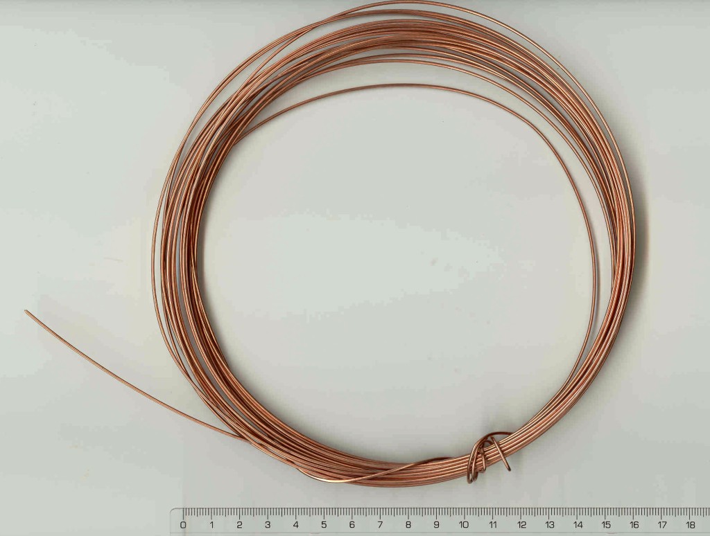 Dle údajů žadatele se jedná o svařovací drát tažený za studena, potažený mědí. Drát o průměru 1,2 mm je vyroben z legované křemíkomanganové oceli, na povrchu potažený mědí. Měď na povrchu drátu slouží k ochraně proti korozi a usnadňuje posuv drátu v podávacím zařízení svařovacího stroje.
Obsah legujících prvků v procentech hmotnosti:
C (uhlík) - 0,07-0,08
Mn (mangan) - 1,08-1,10
Si (křemík) - 0,60-0,63
P (fosfor - 0,013-0,017
S (síra) - 0,009-0,012
Cu (měď) - 0,21-0,25

Baleno na cívkách o hmotnosti cca 20 kg.