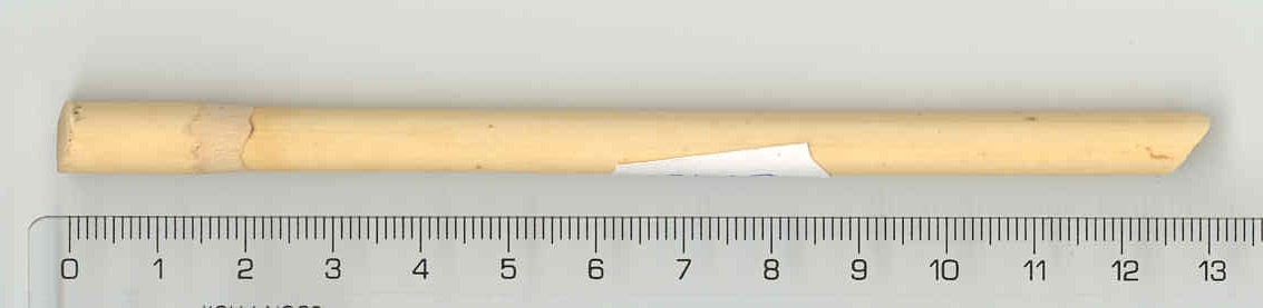 Rákos. 
Vzhled: přírodní materiál zbavený kůry v barvě světlého dřeva, o různých průměrech 4 – 35 mm, délce 0,8 – 6 m.
Deklarovaný způsob použití: na pletení v košíkářství, v jezdectví na biče, v zahradnictví, v keramice, na koše na balóny, na dekorační předměty, na nábytek atd.
Deklarovaný způsob balení: vázáno ve svazcích po 25 kg nebo 50 kg bez dalšího obalu.