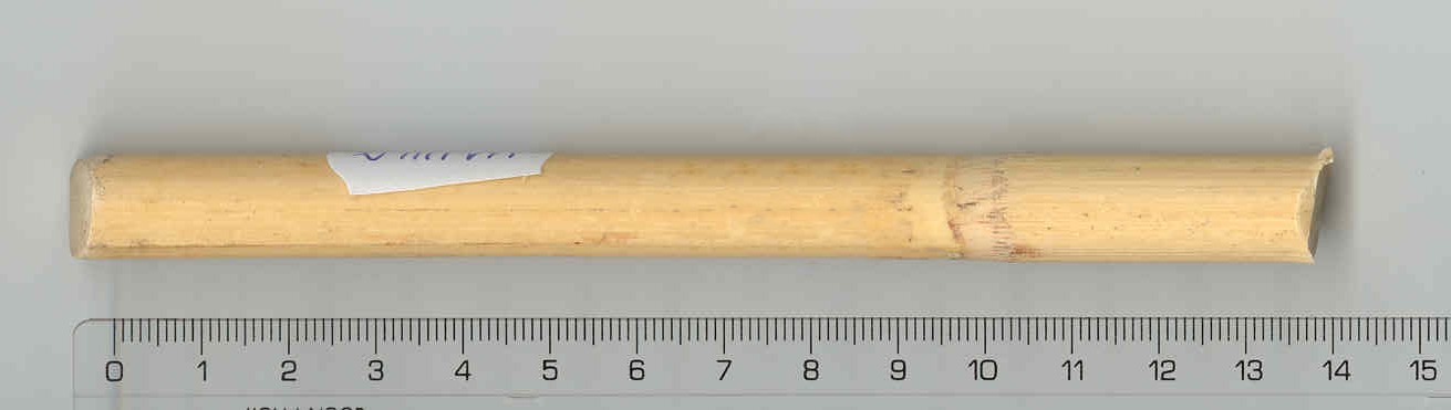 Rákos. 
Vzhled: přírodní materiál zbavený kůry v barvě světlého dřeva, o různých průměrech 12 - 35 mm, délce 0,80 – 6 m.
Deklarovaný způsob použití: na pletení v košíkářství, v jezdectví na biče, v zahradnictví, v keramice, na koše na balóny, na dekorační předměty, na nábytek atd.
Deklarovaný způsob balení: vázáno ve svazcích po 25 kg nebo 50 kg bez dalšího obalu.