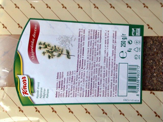 Sušená drcená majoránka k potravinářskému použití (Majorana spp.). Výrobek je zabalen v plastovém průhledném sáčku o obsahu 250 g, který je opatřen etiketou.