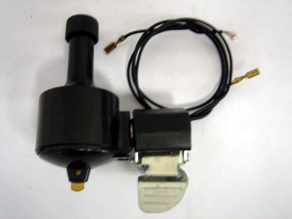 Dynamo set pro jízdní kolo. Dynamo slouží k výrobě elektrického proudu pro osvětlení jízdního kola a je opatřeno magnetem a držákem pro uchycení. Elektrický proud je vyráběn pomocí otočného válečku tak, že se tře o jednu z pneumatik nebo o ráfek kola jízdního kola.
Materiál: kov, plast.