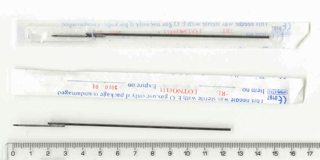 Dle údajů žadatele se jedná o tetovací jehly.
Popis předloženého vzorku: Kovová tetovací jehla dodaná ve sterilním balení, délka cca 12,5 cm. Jehla je tvořena cca 10,5 cm dlouhým táhlem, ke kterému je ze strany přiletovaná tetovací část tvořená ze 7 jehlových špiček uspořádaných do kruhu.
Účel použití výrobku a další deklarované údaje: Sterilní napájené jehly se používají na tetování kontur, stínování a vyplňování (celkem 16 konfigurací). Jehla se vyjme z obalu a vloží do tetovacího strojku, který pracuje na principu elektrické cívky. Pomocí strojku vykonává jehla pohyb, kterým se do kůže aplikuje tetovací barva.
Balení: Ve sterilním obalu á 5 ks v boxu a dále po 30 a 50 ks.