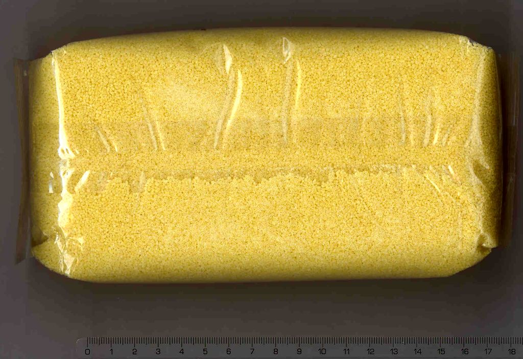 Nepřipravený, předvařený kuskus ze semoliny z pšenice (Triticum durum).
Popis a vlastnosti vzorku: Malé žluté kousky, ve tvaru kuliček, příjemného pachu po semolinových těstovinách; granulace (85 %) 0,8 mm – 1,8 mm; vlhkost 11,5 – 12,5 %. 
Použití zboží: Jako příloha do gastro provozoven (po přebalení á 3 kg).
Balení zboží: PP pytle s vnitřní papírovou vložkou, uzavřené sešitím á 25 kg.