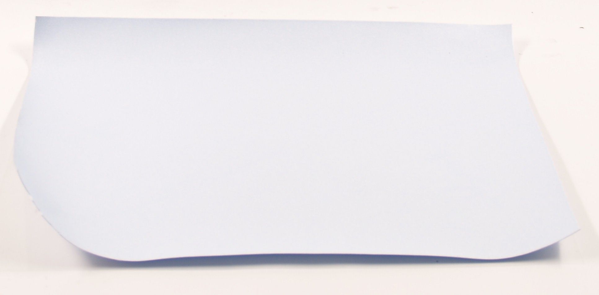 Popis vzorku výrobku: Deska světle modré barvy o rozměrech 288 x 203 x 0,52 mm vyztužená vlákny, oboustranně pokrytá průhlednou krycí fólií (při aplikaci v zařízeních je odstraněna).
Materiálové složení: silikonový elastomer, nitrid boru, skleněná vlákna; krycí fólie z plastu.
Deklarované vlastnosti výrobku: Vysoká tepelná vodivost (5 W/mK), vysoká dielektrická pevnost > 6000 V, splňuje UL 94 VO, stabilní od -60 °C do 200 °C, odolnost proti proražení; je tvrdý a silný.   
Deklarovaný účel použití: Z jednotlivých desek se vysekávají příslušné komponenty, které se používají k elektrické izolaci a odvodu zbytkového tepla; aplikace: audio a video komponenty, automobilové řídící jednotky, obecné rozhraní s vysokým tlakem, řídící moduly motorů, transformátory a proudové tranzistory typu MOSFET.
Balení zboží: Desky o rozměrech 406 x 406 mm, z obou stran chráněné plastovou fólií, umístěny v kartonu.
Podstatný charakter dává výrobku plast.