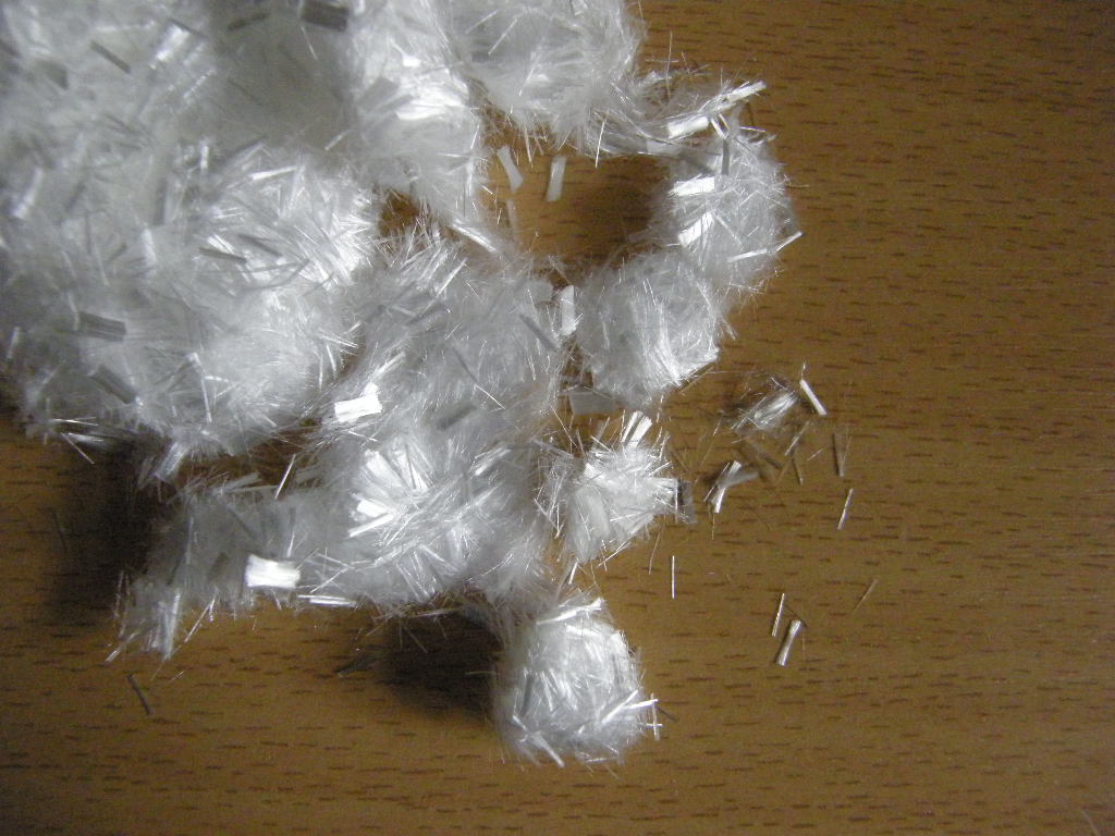 Popis dodaného vzorku a deklarované údaje: bílá lesklá vlákna o délce 4 mm.
Deklarovaný materiál: PVA.
Účel použití: surovina pro výrobu vláknocementové střešní krytiny. 
Balení: slisovaná vlákna v balících o hmotnosti 300 – 350 kg, následně 6 balíků na paletě.