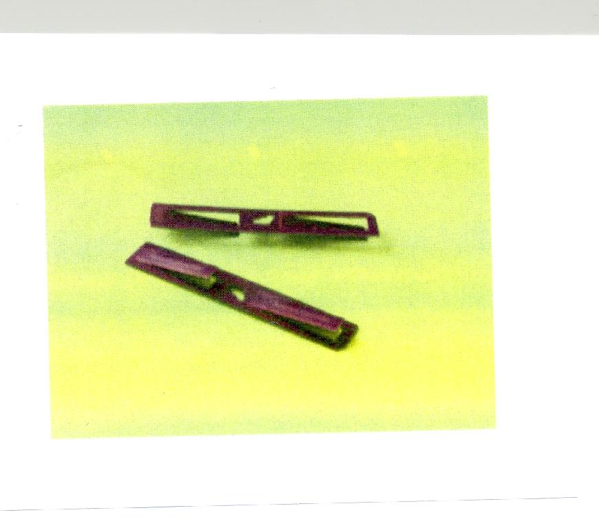 Dle údajů žadatele se jedná o tlačnou ocelovou pružinu.
Deklarovaný popis výrobku: Listová pružina o hmotnosti 0,841 g a rozměrech 4,5 cm x 0,8 cm je zpracována za studena.
Účel použití: Vkládá se do spodního dílu boxu na DVD nebo CD. Při uzavření víka dochází k zacvaknutí 2 pásků pružiny do protikusu a tím k zamknutí boxu.
Balení: 5000 ks v kartonu.