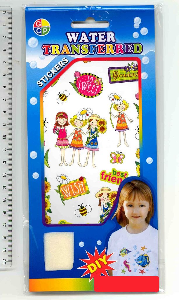Popis dodaného vzorku: Papírová karta o velikosti cca 10 x 20 cm s barevnými obtisky (motiv: holčičky s květinami) opatřená krycí fólií. Součástí balení je houbička z pěnového plastu o velikosti cca 2 x 3 x 0,7 cm a vzorové vyobrazení obtisků na papíře.
Účel použití: Zdobení oděvů; obrázek se vystřihne, namočí do vody, přiloží na tričko a houbičkou se přitlačí na oděv. 
Balení: Obtisky, houbička a papír s natištěnými obrázky vložené do barevné papírové karty, s otvorem pro zavěšení v obchodě, v plastovém sáčku; 48 kusů ve vnitřním kartónu, 1440 kusů ve vnějším kartónu.