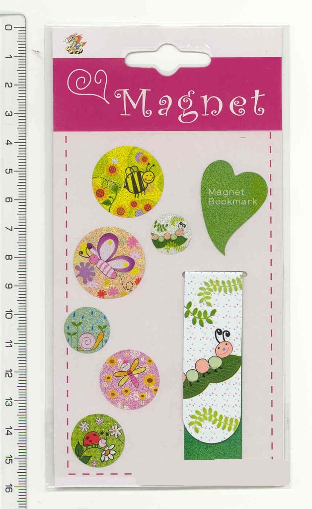 Popis dodaného vzorku a deklarované údaje: Magnetická záložka o velikosti cca 12 x 2 cm a 7 laserových samolepek umístěných na průhledné fólii o rozměrech cca 12 x 8 cm. 
Deklarované materiálové složení záložky: Spodní vrstva – feritový magnetický prášek aglomerovaný pomocí kaučuku, horní vrstva z PP a papíru.
Účel použití: K označení stránky v knize a k dekoraci diáře, bloku apod.
Balení: Fólie se záložkou a samolepkami, s papírovou kartou s otvorem pro zavěšení v obchodě, v plastovém sáčku; 120 kusů ve vnitřním kartónu, 1440 kusů ve vnějším kartónu.