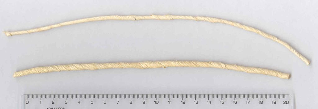Smotané kukuřičné listy.
Vzhled: provázek smotaný podélně z kukuřičných listů. Průměr výrobku je 3 mm nebo 4,5 mm. Délka se neudává, balí se do svazků o určité hmotnosti.
Deklarovaný způsob výroby: kukuřičné listy se podélně smotávají a tím se na sebe navazují v dlouhou šňůru, která je nepravidelně silná, poté se suší.
Použití: na výplety zboží v košíkářské výrobě a při výrobě nábytku, jako dekorační prvek.
Balení: zboží se smotává do svazků o různé hmotnosti (0,5 – 2 kg), které se balí do textilních fólií.