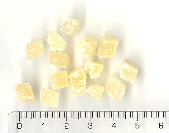 Ananas dehydrovaný - kostky, bez přídavku alkoholu. 
Vzhled: sušený ananas žluté barvy ve tvaru kostek (velikost 5 x 5 mm nebo 10 x 10 mm).
Způsob balení: karton o hmotnosti 20 kg, uvnitř jsou vloženy 4 polypropylenové sáčky – každý o hmotnosti 5 kg.
Deklarovaný účel použití: pro přímý prodej a pro průmyslové zpracování – výroba müsli tyčinek, müsli směsí.
Jedná se o výrobek s přídavkem cukru (obsah cukru ve výrobku je vyšší než 17 % hm.).
Při výrobě bylo využito procesu osmotické dehydratace.