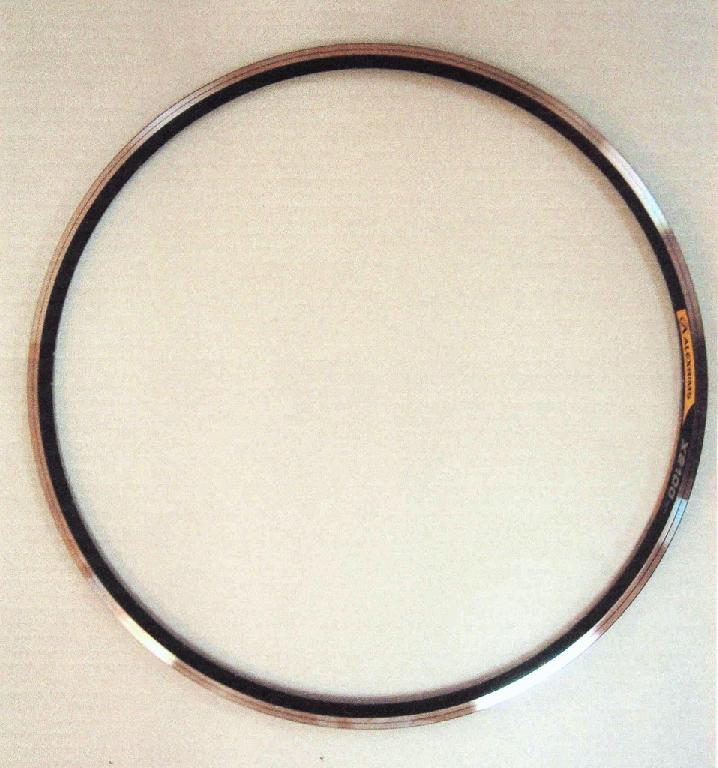 Ráfek jízdního kola. 
Rozměry: průměr ráfku 26" (559 mm), šířka ráfku 20 mm.
Materiál: aluminium.