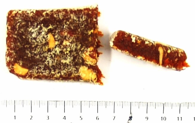 Tyčinka z mrkve s arašídy a s přidaným cukrem; vyrobeno kompresí.
Vzhled: tyčinka ve tvaru kvádru o rozměrech cca 6,6 x 4,5 x 1,2 cm, tvořená kompaktní hmotou hnědo-oranžové barvy obsahující kousky arašídů, na povrchu posypaná kokosem.
Způsob balení: alu-plastový sáček s barevným potiskem, hmotnost 50 g.