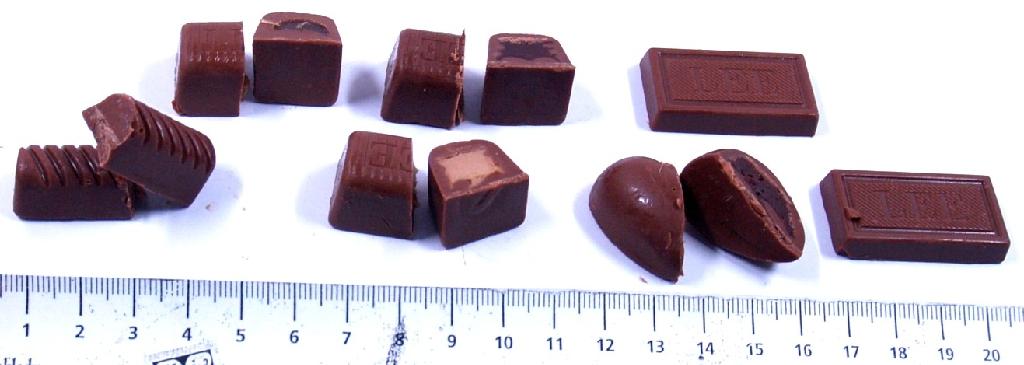 Jedná se o směsné balení více druhů plněných čokoládových bonbónů (4 druhy), malých tabulkových čokolád (2 druhy) a čokoládových tyčinek (1 druh), jednotlivě balených a společně uložených v papírové krabičce. 
Deklarované složení (z obalu): cukr, kakaové máslo, kakaová hmota, odtučněné mléko, plnotučné mléko, rostlinný olej (palmový a sojový), kávová příchuť, kyselina citronová, přírodní aroma, oříšky, kukuřičná mouka, sójový lecithin (E322), vanilka.
Popis balení výrobku: papírová krabička ve tvaru truhly o rozměrech cca 14,0 x 8,7 x 8,1 cm s malým otvorem ve víku, zabalená do průhledné plastové fólie a převázaná bílou mašlí se šedým nápisem; obsahující 23 ks plněných čokoládových bonbónů, 8 ks malých čokolád a 4 ks čokoládových tyčinek, balených samostatně do obalu z papíru; hmotnost balení cca 250 g; dále 12 ks v kartonu.
