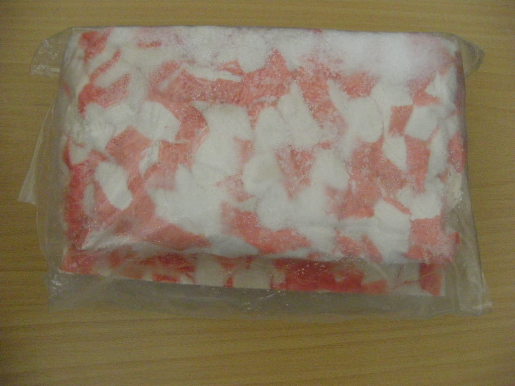 Dle deklarovaných údajů se jedná o zamražené surimi kousky pro průmyslové zpracování.
Popis dodaného vzorku: mražený blok o rozměrech cca 35 x 35 x 5 cm obsahující různě velké kousky tyčinek, uvnitř bílé až krémové barvy a na povrchu z větší části světle červené barvy s nevýraznými bílými proužky.
Účel použití výrobku: k výrobě chlazeného salátu s majonézou.
Technologický způsob výroby: mělněná ryba, ke které jsou přidány dochucovací látky - cukr, sůl, sorbitol, bramborový škrob, krabí extrakt, sójový olej, glutamát sodný, barviva a další látky; vše je tepelně opracováno v páře.
Popis balení výrobku: vakuové balení 2 x 5 kg; 10 kg v kartonu.