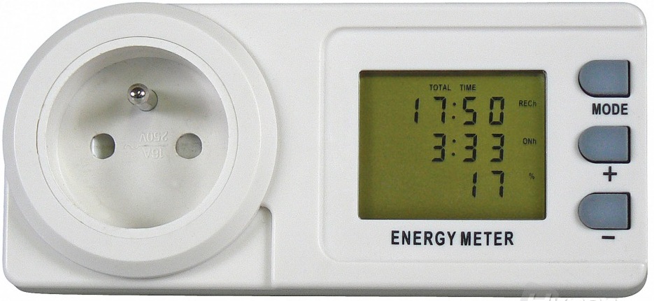 Dle údajů žadatele se jedná o měřič spotřeby elektrické energie.
Deklarovaný účel použití: k zjišťování, měření a sledování spotřeby elektrické energie.
Technické parametry:
- jmenovité napětí 230 V~/50 Hz;
- jmenovitý proud 16 A;
- max. zatížení 3680 W;
- měřící rozsah 5 W – 3680 W;
- provozní teplota +5 až +40 °C;
- rozsah spotřeby el. energie 0 kWh – 999 kWh;
- max. zaznamenaný čas 999,99 hodin;
Rozměry výrobku: 135 x 60 x 80 mm.
Napájení: NiMh baterie 3,6 V / 40 mAh.
Obchodní balení: 1 ks výrobku vložen v barevné papírové krabičce s otvorem pro zavěšení v obchodě.