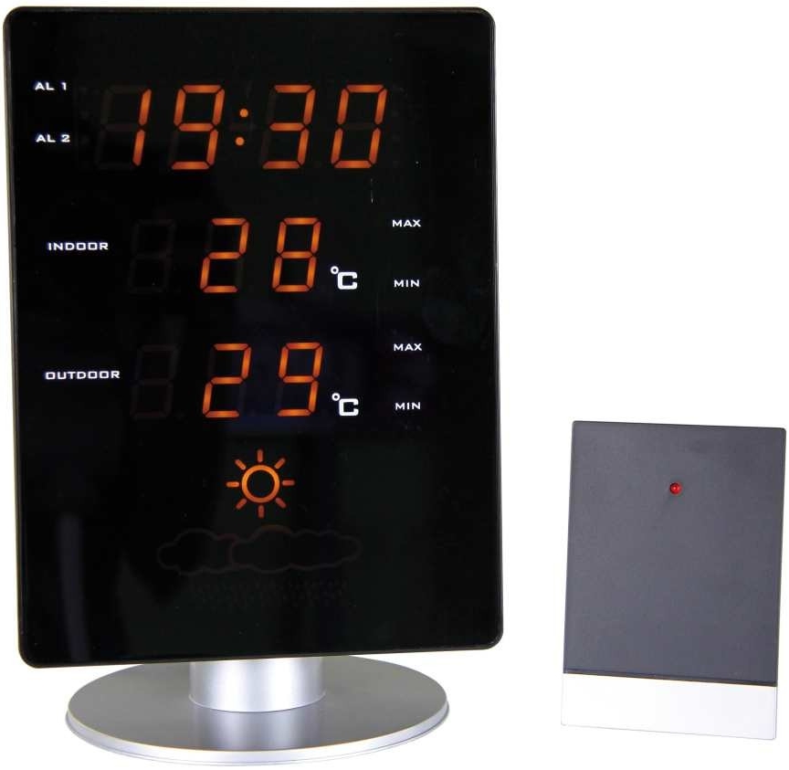 Dle údajů žadatele a předložené dokumentace se jedná o meteorologickou stanici s rádiem řízenými hodinami a dvěma budíky.
Hlavní funkcí přístroje s LCD displejem je měření času a dva budíky. LCD displej zobrazuje: časové údaje, ikony předpovědi počasí a vnitřní a venkovní teplotu. Vnější teplota je měřena externím čidlem a údaje jsou z čidla přenášeny k zobrazení do meteorologické stanice bezdrátovým přenosem.
Technické parametry:
- formát času 24 hodin; 2 budíky;
- vnitřní teplota 0 °C až +45 °C; venkovní teplota -50 °C až +60 °C;
- 5 ikon předpovědi počasí;
- napájení stanice 3 x 1,5 V typ AAA a síťový adaptér;
- napájení čidla 3 x 1,5 V typ AAA; indikátor slabých baterií.
Rozměry stanice: 135 x 50 x 200 mm.
Rozměry čidla: 60 x 27 x 86 mm.
Indikátor slabých baterií.
Obchodní balení: Meteorologická stanice, teplotní čidlo a síťový adaptér; vše vloženo v papírové krabičce s barevným potiskem a otvorem pro zavěšení v obchodě.
Podstatný charakter výrobku dávají rádiem řízené hodiny s dvěma budíky.