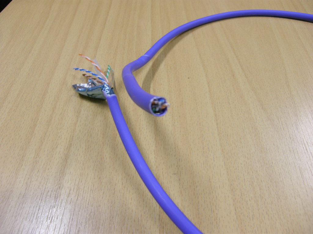 Dle údajů žadatele a předložené dokumentace se jedná o FTP kabel. 
Kabel obsahuje čtyři stíněné kroucené dvojlinky, které jsou uvnitř kabelu rozděleny polyethylenovým křížem.  Průměr měděného vodiče je 0,568 mm, celkový průměr drátu včetně izolace je 1,1 mm. Jednotlivé dráty odlišuje různá barva polyethylenové izolace. Kabel je stíněn AL/PET fólií o tloušťce 0,05 mm a cínovaným měděným vodičem o průměru 0,47 mm. Celkový průměr kabelu je 7,8 mm. FTP kabel není vybaven přípojkami.
Deklarovaný účel použití: pro rozvody datových a telekomunikačních sítí s napětím do 50 V.
Balení: v samoodvíjecích lepenkových boxech po 305 m nebo na překližkových cívkách po 500 m.