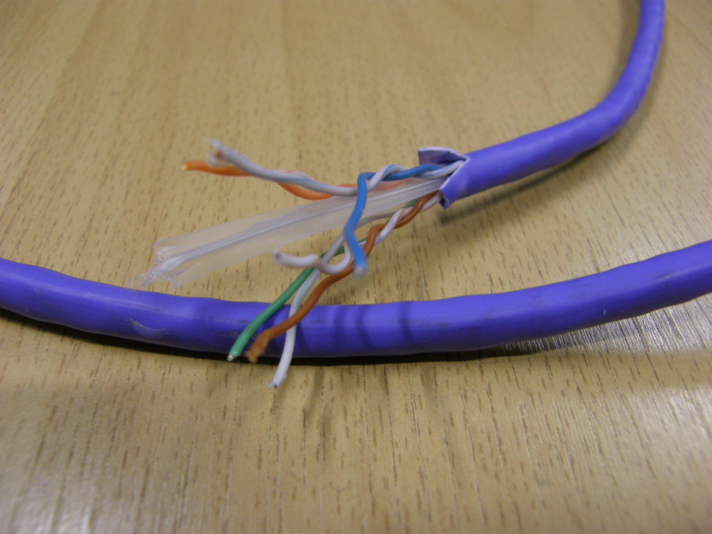 Dle údajů žadatele a předložené dokumentace se jedná o UTP kabel. 
Kabel obsahuje čtyři nestíněné kroucené dvojlinky (UTP – unshielded twisted pair), které jsou uvnitř kabelu rozděleny polyethylenovým křížem. Průměr měděného vodiče je 0,568 mm, celkový průměr drátu včetně izolace je 1,1 mm. Jednotlivé dráty odlišuje různá barva polyethylenové izolace. Celkový průměr kabelu je 6,2 mm. UTP kabel není vybaven přípojkami.
Deklarovaný účel použití: pro rozvody datových a telekomunikačních sítí s napětím do 50 V.
Balení: v samoodvíjecích lepenkových boxech po 305 m nebo na překližkových cívkách po 500 m.