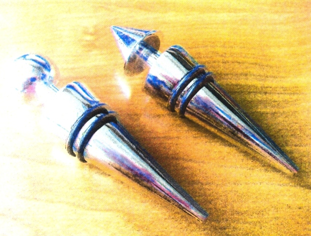 Dle údajů žadatele a předložené dokumentace se jedná o zátku na víno.
Popis výrobku: Zátka tvaru kužele o průměru 2,5 cm a délky 9,0 cm je zhotovena z nerezavějící oceli. Ve vzdálenosti 4 cm od spodní části je zátka osazena gumovým těsněním. Horní část zátky (úchyt) je kulového nebo kuželovitého tvaru.
Balení: Výrobek je dodáván v hnědé dřevotřískové kazetě (3ks), jako součást dárkové sady.

Související ZISZ č. CZ 20-0626-2010, CZ 20-0747-2010, CZ 20-0748-2010, CZ 20-0750-2010, CZ 20-0751-2010, CZ 20-0752-2010, CZ 20-0753-2010.