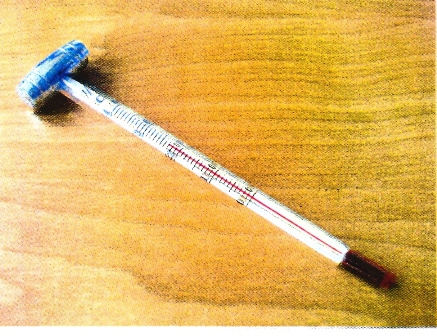 Dle údajů žadatele a předložené dokumentace se jedná o teploměr na víno.
Popis výrobku: Teploměr sestává ze skleněné trubky a vrchního válcového kovového držáku. Naměřená teplota je zobrazována červeným sloupcem kapaliny na stupnici, která je určená k přímému čtení.
Rozsah měření: 0 °C – 40 °C, měrná jednotka stupně Celsia. Rozměry výrobku: 13 cm x 1 cm.
Balení: Výrobek je dodáván v hnědé dřevotřískové kazetě, jako součást dárkové sady.

Související ZISZ č. CZ 20-0626-2010, CZ 20-0747-2010, CZ 20-0748-2010, CZ 20-0749-2010, CZ 20-0750-2010, CZ 20-0751-2010, CZ 20-0752-2010.