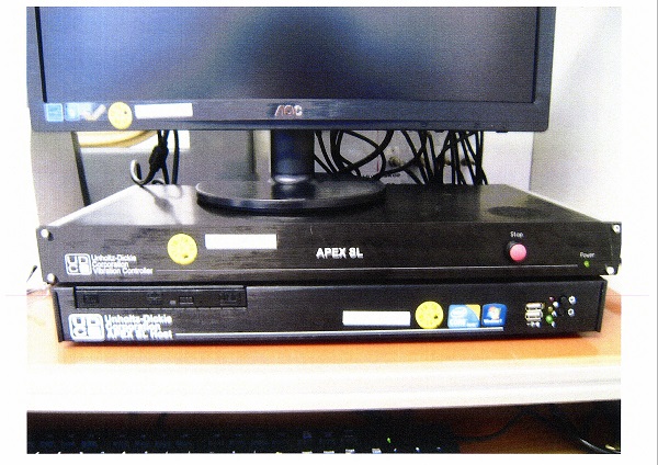 Dle deklarovaných údajů se jedná o zařízení sestávající se z osobního počítače s regulačním softwarem, měřící a regulační jednotky (Controller Chassis) a monitoru o uhlopříčce 20". Měřící a regulační jednotka měří hodnoty zrychlení na zkušebním vibračním zařízení (není součástí), porovnává je s požadovanými hodnotami a pomocí výstupu upravuje případné odchylky tak, aby naměřené hodnoty odpovídaly požadovanému zadání. Úkolem osobního počítače je zobrazit měřené a požadované hodnoty na monitoru a v případě potřeby archivuje naměřená data prostřednictvím připojené sítě na serverech zkušebny. K zobrazení, zadávání a archivaci slouží software obsažený v počítači.