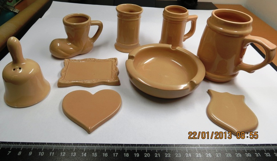 Dle deklarovaných údajů se jedná o ručně vyrobené keramické výrobky (polotovary) ve tvaru zvonků, miniatur korbelů, popelníků, pohárů, plochých obrazců, hrníčků, náprstků apod. Tyto výrobky nejsou zcela dokončeny, jsou určeny k následné dekoraci potiskem a ruční malbou. Jedná se o výrobky, kde jednoznačně převládá ozdobnost nad užitnou hodnotou. Finální výrobky mají sloužit jako ozdobné upomínkové předměty, které nejsou určeny pro použití v domácnosti a nejsou vhodné k běžnému užití.

Materiál: pórovina s bílým pórovitým střepem, s menším množstvím taviv (živců).
Technologie výroby: ruční lití keramické hlíny do forem, následné ruční opracování na požadovaný finální tvar, vypálení v peci. Vypalovací teplota se pohybuje mezi 1100-1200 stupňi Celsia, takže slinovací proces neproběhne do úplného zhutnění, což se projeví až pětinásobnou nasákavostí oproti porcelánu. Glazuje se nízkotavitelnými glazurami.
