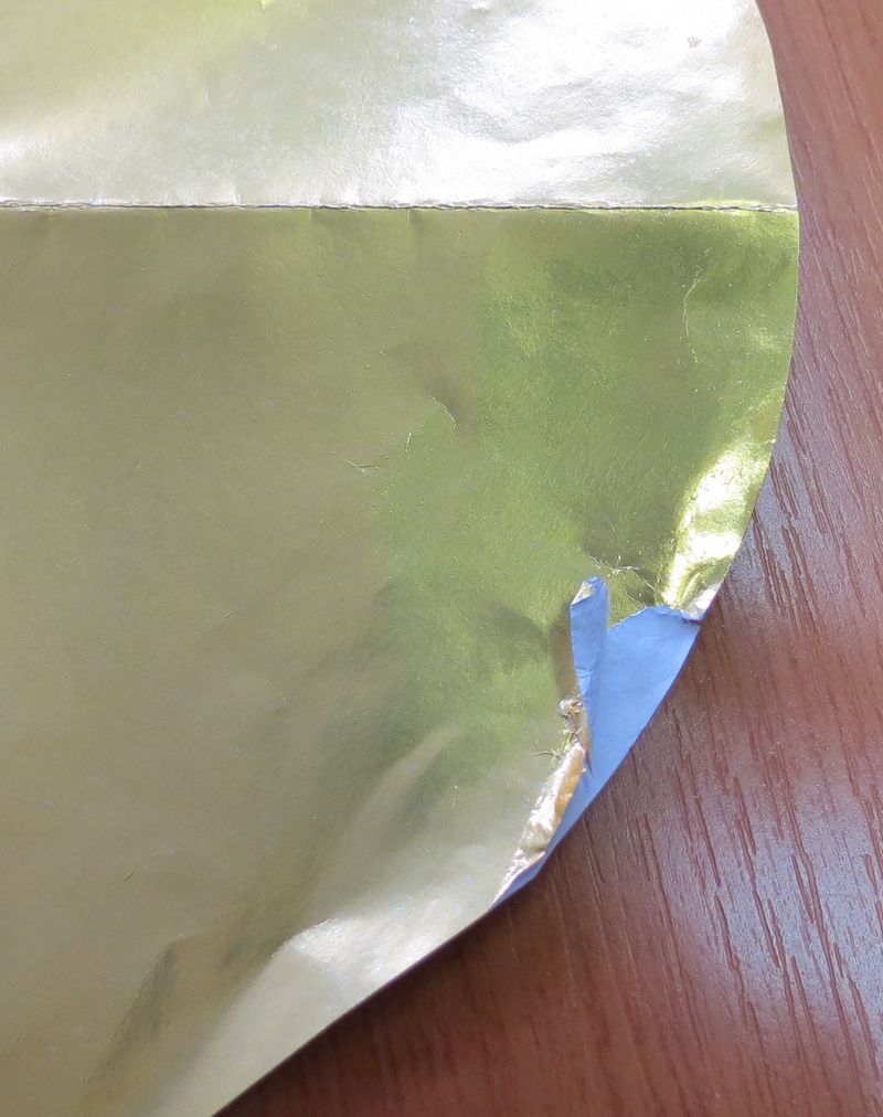 Dle deklarovaných údajů se jedná o tenkou hliníkovou fólii na podložce z papíru, která se používá jako obalový materiál pro potraviny (např. dortové korpusy). Hliníková fólie je povrchově upravena lakovým nástřikem. Výrobek není natřen, potažen ani impregnován plasty. Fólie je určena pro přímý styk s potravinami.
Složení: 
- hliníková fólie o síle 0,007 mm,
- papírová podložka 80 g/m2,
- lakový nástřik 3 g/m2.
