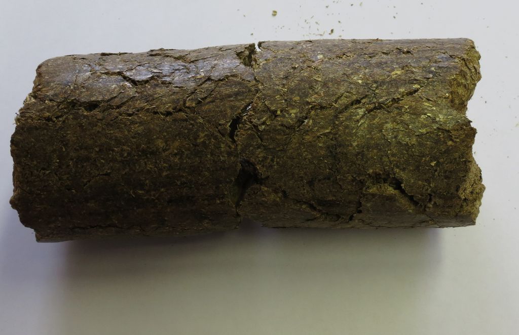 Dle deklarovaných údajů se jedná o pelety (brikety) válcovitého tvaru o výšce cca 20 cm. Pelety jsou vyrobeny lisováním celých pšeničných rostlin bez přídavku pojiv. Před výrobou nebylo z rostlin vymláceno zrno, extrahován škrob nebo olej ani další látky. Obsahují velké množství vlákniny. 

Účel použití: výhradně pro energetické účely.

Způsob přepravy: volně sypané.