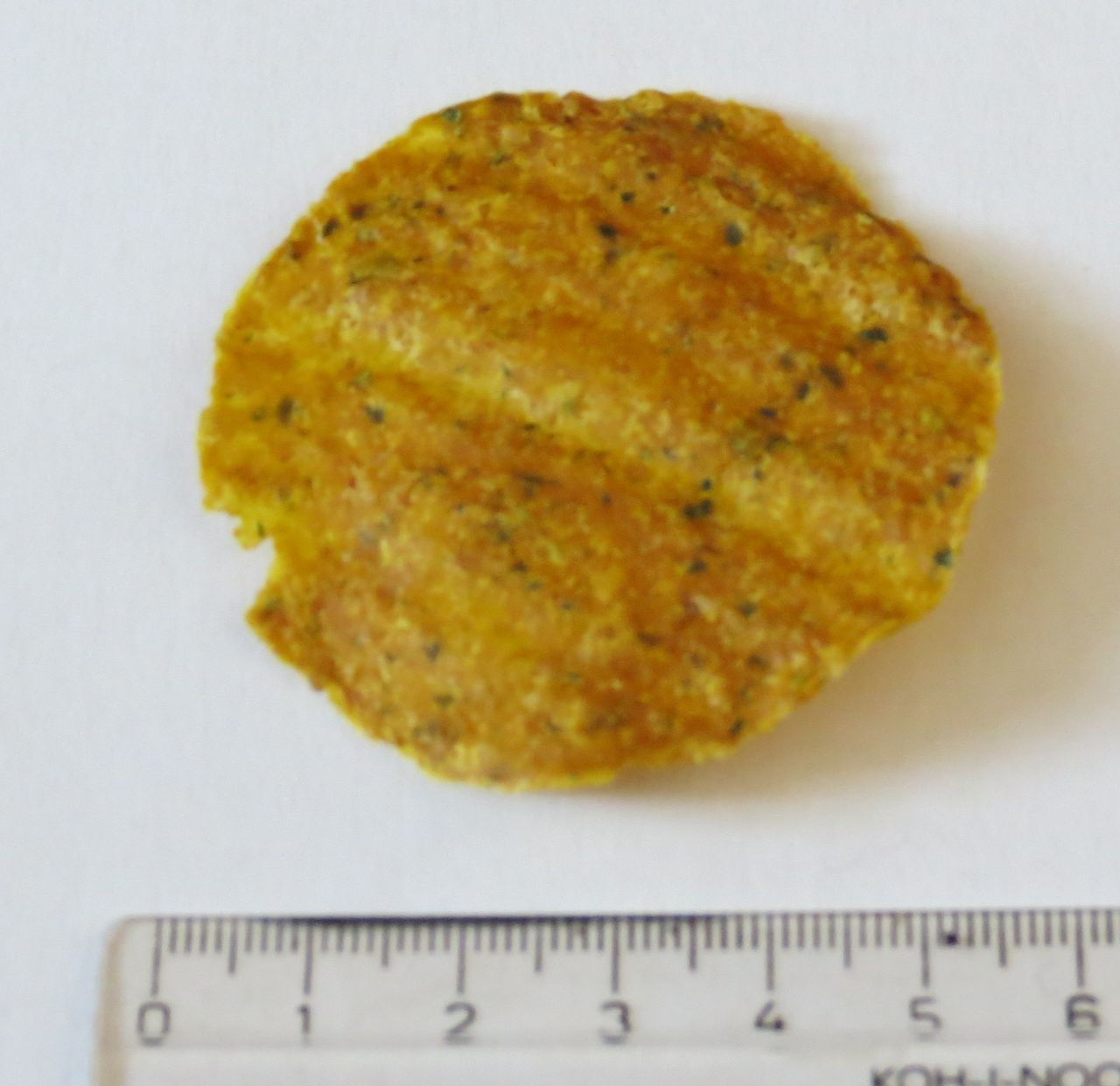Dle deklarovaných údajů se jedná o výrobek ve tvaru tenkých plátků přibližně kulatého tvaru, označovaný jako chipsy (snack). Produkt obsahuje lněné semínko, dýni a kurkumu. 
Způsob výroby spočívá v tom, že se z dýně a semene lnu vytvoří hmota, která je rozestřena na tenké plátky a sušena při nízkých teplotách do 42 °C. 
Zboží je určeno k přímé spotřebě jako potravina a je předkládáno v plechovkách v malém balení o 30 g.