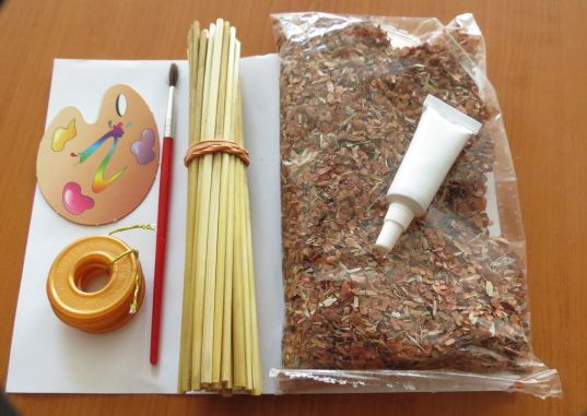 Dle deklarovaných údajů a předloženého vzorku se jedná o sadu pro kreativní účely, určenou k dekorování vajec nebo kraslic slámovou technikou. 
Sada obsahuje svazek stébel čištěné obilné slámy (řezané na stejnou délku - cca 15 cm), sušené slupky z cibule, lepidlo, štětec a 6 plastových kroužků (stojanů) na vajíčka. Součástí balení je papír na nalepení slámy a malá paleta z papíru. Zboží je baleno v papírové krabičce s návodem na použití. 
Zboží bylo klasifikováno jako sada, jíž dává podstatný charakter sláma, neboť představuje nejvýraznější prvek z hlediska vytvořené dekorace.