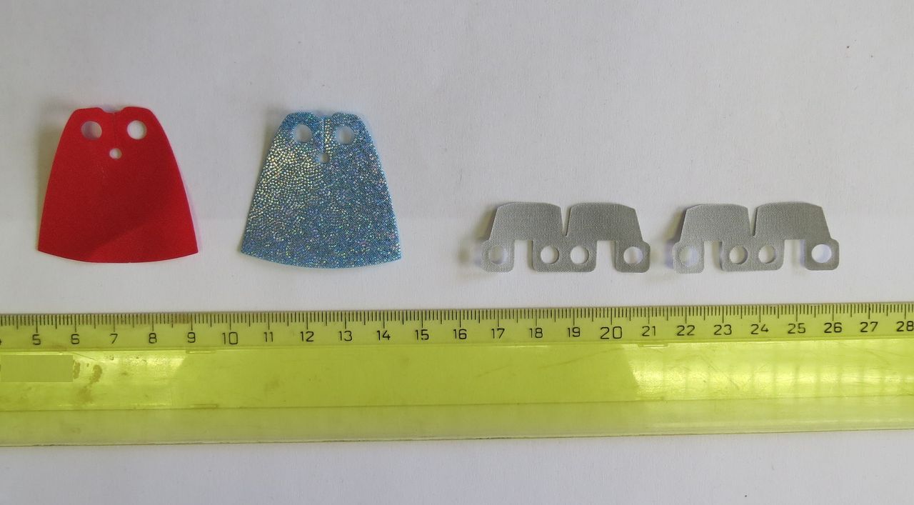 Dle deklarovaných údajů se jedná o příslušenství minifigurek představujících lidské bytosti. Jedná se o miniaturní pláštíky a sukýnky z textilního materiálu, které jsou určeny k plastovým minifigurkám. Pláštíky a sukýnky mají povahu hračky, z jejich vzhledu, velikosti a účelu použití jednoznačně vyplývá, že jsou určeny k hraní.
Zboží je baleno v kartonových krabičkách v různém množství.