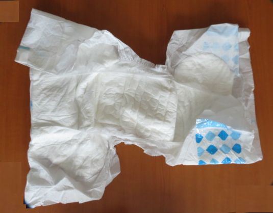 Dle deklarovaných údajů a předloženého vzorku se jedná o inkontinenční pleny pro dospělé. Pleny jsou vyrobeny ze čtyř vrstev materiálů, všechny vrstvy jsou na sebe vzájemně nalepené. Buničina (celulóza) dává výrobku podstatný charakter.
Vrstvy pleny a jejich procentuální složení:
- vnější vrstva - polyetylen (PE) - cca 4 %,
- další vrstva - netkaná textilie - cca 8 %,
- další vrstva - buničina (celulóza) - cca 77 %,
- vnitřní vrstva - netkaná textilie - cca 11 %.