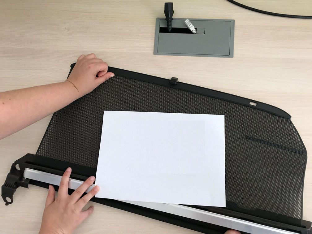 Dle deklarovaných údajů a předloženého vzorku se jedná o roletku (stínítko slunečního světla) pro osobní automobily, která je určena k instalaci do dveřního panelu osobního automobilu a zajišťuje tak ochranu před sluncem. Roletka se sestává z pletené textilie, plastové lišty (kolejnice) a rolovacího mechanismu z plastu a chromu. Syntetická pletenina je na jednom konci připevněna k rolovacímu mechanismu, na opačném konci je připevněna k liště (kolejnici) s upevňovacím mechanismem.
Dodáváno v různých designových a velikostních modifikacích.