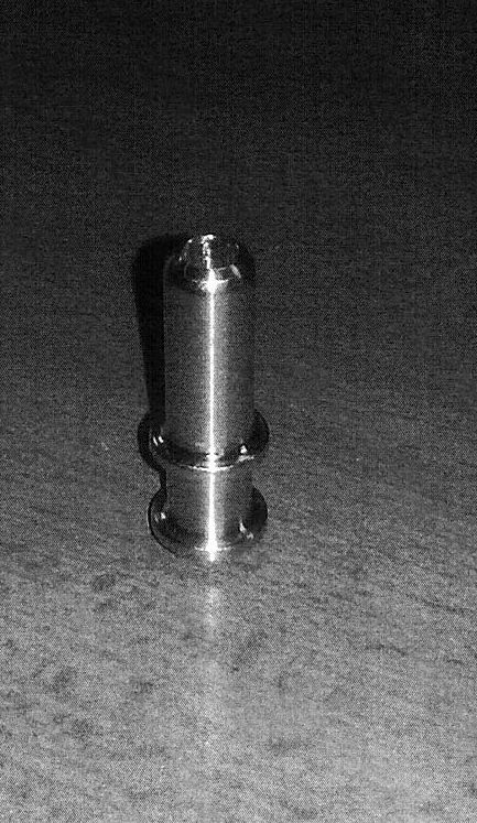 Dle deklarovaných údajů a přiložené dokumentace se jedná o odvzdušňovací hrdlo o průměru 11 mm a délce 32 mm. Díl je obráběná, nesvařovaná, hliníková trubka s kruhovým průřezem. Umožňuje odvzdušnění vodního okruhu mezichladiče během jeho napouštění chladicí kapalinou. Díl je součástí vodního mezichladiče, který slouží k chlazení stlačeného vzduchu přiváděného do motoru.
