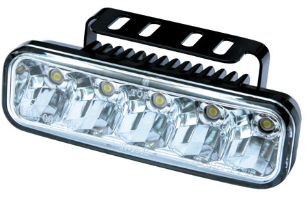 Dle deklarovaných údajů a předložené dokumentace se jedná o LED světla pro denní svícení pro motorová vozidla.
Součástí balení je:
- 2 x reflektor s LED diody, včetně držáku a připojovací kabeláže,
- 2 x startér pro LED diody,
- 1 x modul pro automatické spínání,
- 1 x sada montážních předmětů (šrouby, podložky, oboustranná lepící podložka, klíč imbus).
Rozměry: 147 x 45 x 47 mm.
Příkon: 2 x 5 W.
Napětí: 10 – 30 V.