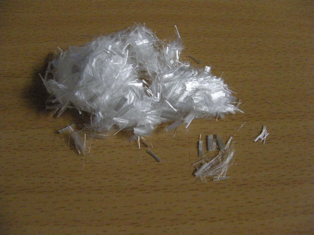 Dle deklarovaných údajů se jedná o polyvinylalkoholové vlákno lesklé bílé barvy o délce 6 mm.
Obsah polyvinylalkoholu více než 95 %.
Surovina se používá pro výrobu vláknocementové střešní krytiny. 
Balení: Slisovaná vlákna v balících o hmotnosti 325 kg, následně 6 balíků na paletě.