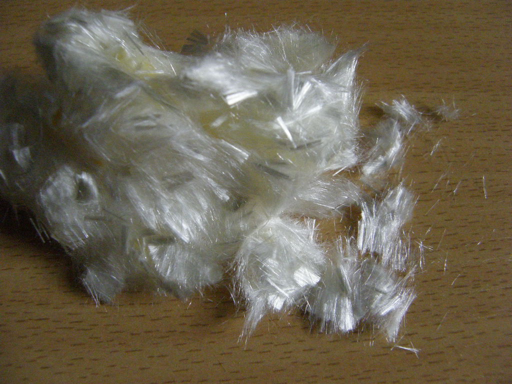 Dle deklarovaných údajů se jedná o polyvinylalkoholové vlákno lesklé nažloutlé barvy o délce 5 mm.
Obsah polyvinylalkoholu více než 95 %.
Surovina se používá pro výrobu vláknocementové střešní krytiny.
Balení: slisovaná vlákna v balících o hmotnosti 160 kg a následně balena na paletách po 4 nebo 8 balících.