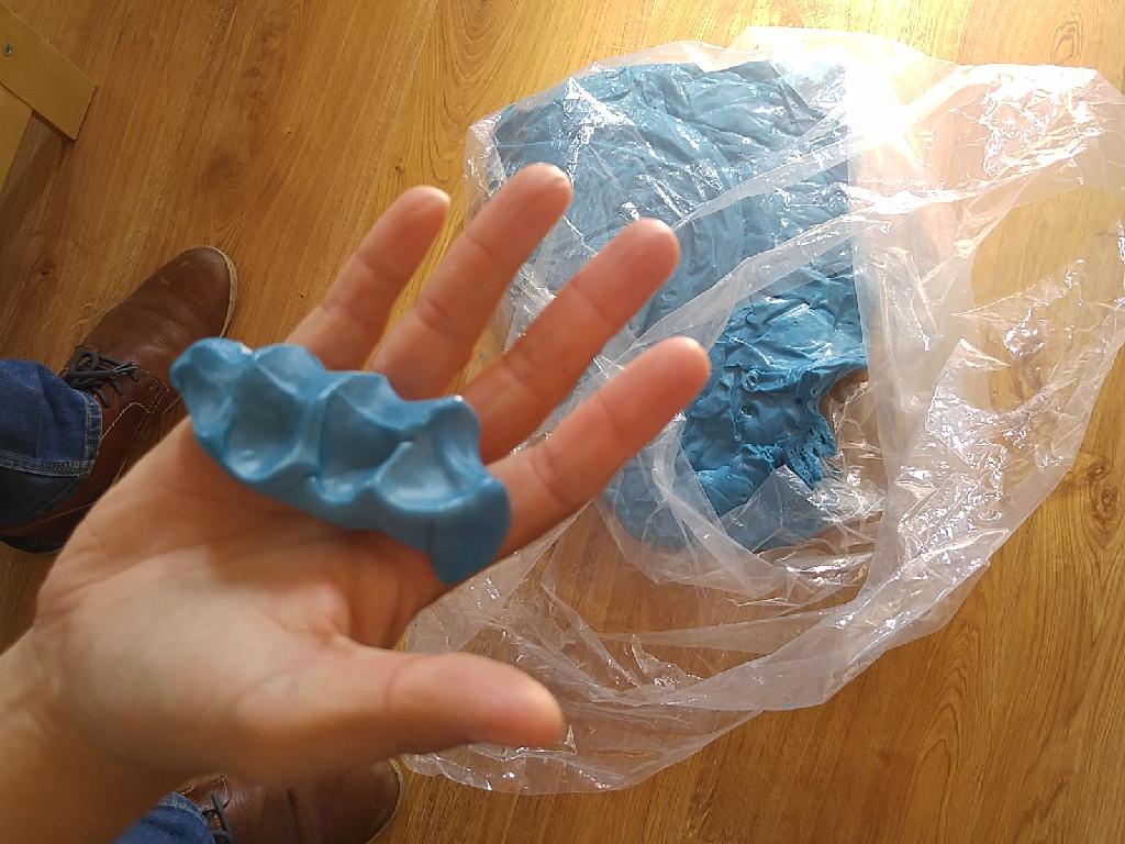 Dle deklarovaných údajů se jedná o dětskou modelovací plastelínu. Je vyrobena na bázi silikonu a neobsahuje latex.