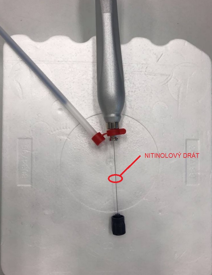 Dle deklarovaných údajů se jedná o nitinolový drát. Nitinol je slitina niklu a titanu, vyznačující se super elasticitou a vlastnostmi tvarové paměti.
Drát je používán při výrobě zdravotnického katetru. Je zasunut do celé délky katetru a slouží k vysunutí tkáně, která byla katetrem odebrána.
Obsah prvků ve slitině: nikl: 55-56 % hm.; titan: 44-45 % hm.
Průměr drátu: 0,29 až 0,70 mm.