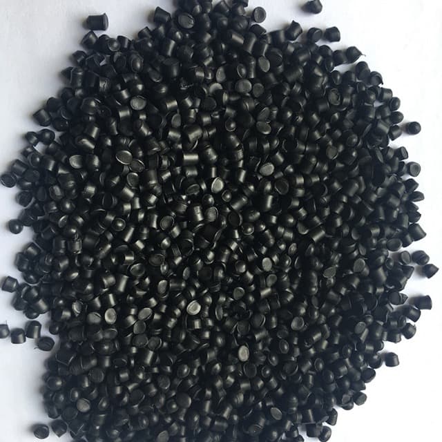 Dle poskytnutých údajů se jedná o chemicky čistý polyvinylchlorid (PVC) v primární formě. Produkt je určen k dalšímu zpracování (extruzi) na izolaci elektrických vodičů.

Forma a vzhled: černé lesklé granule ve tvaru válečků o velikosti cca 3x3 mm.

Balení: v plastových pytlích po 25 kg.