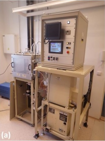 Dle deklarovaných údajů se jedná o laboratorní zařízení (aparaturu) pro tepelné zpracování materiálů (růst krystalů z taveniny) indukčně.
Zařízení umožňuje připravit ve velmi krátkém čase (v řádu hodin až desítek hodin) monokrystaly oxidů o průměru několika milimetrů (3-5 mm) a délce několika centimetrů. Lze připravit materiály s teplotou tání až do 2100°C.
Aparatura se skládá z řídící jednotky, vysokofrekvenčního zdroje a růstové komory s indukční cívkou umístěné v ochranné kleci, pod kterou je tažný mechanismus. Růstovou komoru tvoří soustava soustředných trubic z křemenného skla, korundové nebo zirkoniové keramiky a kelímku ze vzácného kovu. Indukční cívka obklopující růstovou komoru generuje vysokofrekvenční magnetické pole a zahřívá kelímek. Při růstu krystalu tavenina proudí kapilárou ve dně kelímku ven, kde nastavením růstových podmínek (teplotního gradientu a rychlosti posuvu) dochází k tvorbě fázového rozhraní krystal-tavenina a růstu nové krystalické fáze. Vznikající krystal je vytahován směrem dolů rychlostmi 0.01 – 0.1 mm/min. Teplotní gradient a teplotní pole okolo kelímku je modifikováno keramickým stíněním a přídavným ohřívacím členem ze vzácného kovu. V růstové komoře lze udržovat atmosféru průtokem plynu o zvoleném složení. Obvykle se používají inertní plyny např. N2 nebo Ar, pro zajištění oxidačních podmínek směs N2 + O2 (max. 2% kvůli oxidaci Ir kelímku) a pro redukční podmínky Ar + H2.