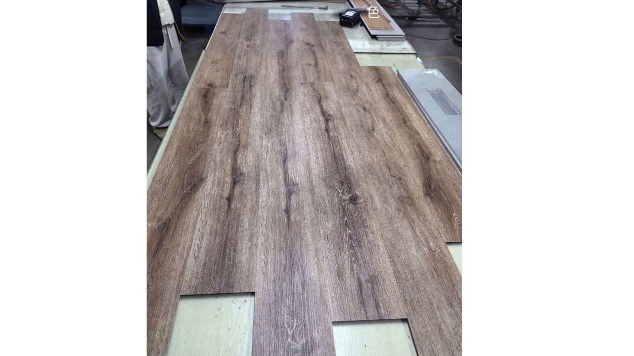 Dle poskytnutých údajů se jedná o dílce LVT (Luxury Vinyl Tile) podlahové krytiny o celkové tloušťce 2,5 mm, určené pro použití v interiéru. Jednotlivé dílce se spojují lepením jednoho dílce ke druhému a k podložce. 

Materiál dílců tvoří celkem 5 vrstev:
- svrchní ochranná UV vrstva z polyuretanu (PU) o tloušťce 0,02 mm;
- průhledná nášlapná vrstva z polyvinylchloridu (PVC) o tloušťce 0,50 mm;
- dekorativní (designová) vrstva (imitující dřevěný povrch) z potištěného polyvinylchloridového (PVC) filmu o tloušťce 0,07 mm;
- nosná vrstva (jádro) z kompozitu tvořeného polyvinylchloridem (PVC) a minerální složkou (kamenným práškem), o tloušťce 1,01 mm;
- vyrovnávací vrstva z kompozitu tvořeného polyvinylchloridem (PVC) a minerální složkou (kamenným práškem), o tloušťce 0,90 mm.

Rozměry: 177,8 x 1219,2 x 2,5 mm.

Balení: 3,468 m2 v kartonové krabici.
