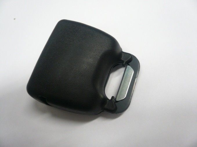 Dle deklarovaných údajů se jedná o sponu používanou jako uzamykací mechanismus bezpečnostních pásů.
Výrobek funguje jako zámek pro uchycení spony, kterou je provlečen popruh bezpečnostního pásu tak, aby došlo k fixaci pasažéra na zadním prostředním sedadle osobního automobilu.
Výrobek se skládá z ocelového uzamykacího mechanismu a plastového pouzdra.