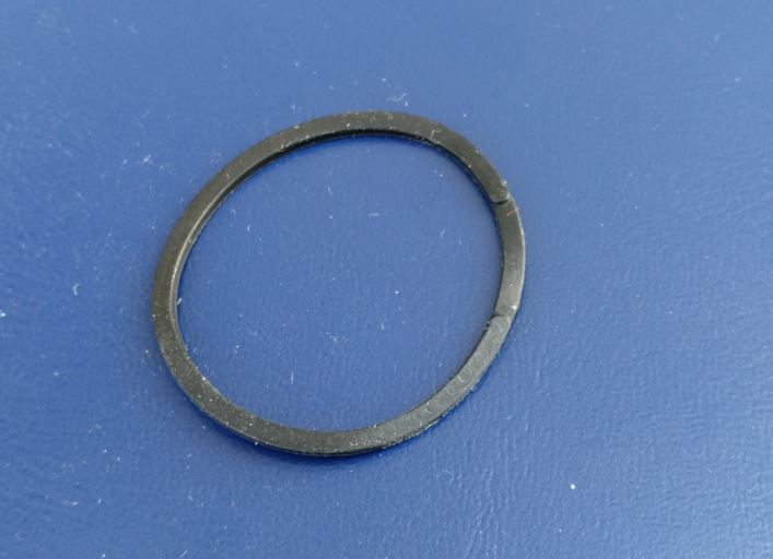 Dle poskytnutých údajů se jedná o těsnění kruhového tvaru o vnějším průměru 36,8 mm, vnitřním průměru 32 mm a tloušťce 1,5 mm, černé barvy. Používá se v reproduktoru parkovacího asistenta motorových vozidel. Je zhotoveno z termoplastického vulkanizátu (TPV) - plně vulkanizovaného syntetického kaučuku (EPDM) dispergovaného v polymeru (PP). S ohledem na konečné užití výrobku jsou pro povahu a určující charakter materiálu rozhodné vlastnosti, které jsou ekvivalentní kaučukové pryži.