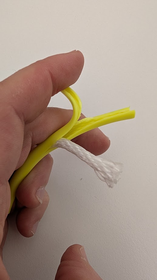 Dle poskytnutých údajů se jedná o voděodolný splétaný provaz z polyesteru, který je opláštěný plastem (PVC).
Provaz má hladkou strukturu a používá se pro kynologickou a sedlářskou výrobu obojků, vodítek a barvářských šňůr pro myslivce.
Technické údaje:
- průměr: 6 - 8 mm;
- délková hmotnost: 380000 decitex (38 g/m) s opláštěním;
- materiál: polyester, opláštění plast (PVC);
- dodáváno v různých barvách.